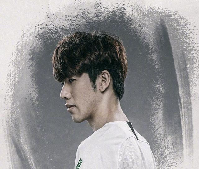 足球赛场上 足球赛场上